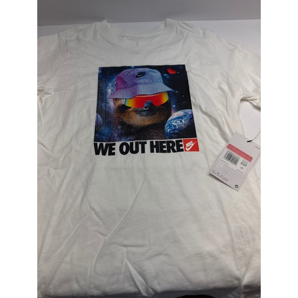 Nike Kids We Out Here Sloth Space Graphic T-Shirt White HQ3228-100 Size L